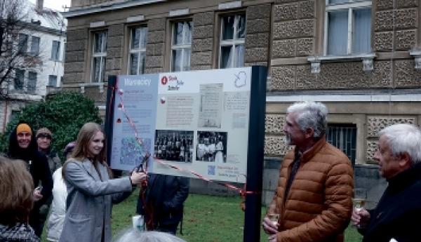 Wotewrjenje kulturnohistoriskeje wučbneje šćežki.  Foto: Vanessa Žurec