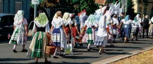 Drastwowy pśeśěg pó namšy w Kamjenej.  Foto: Werner Měškank